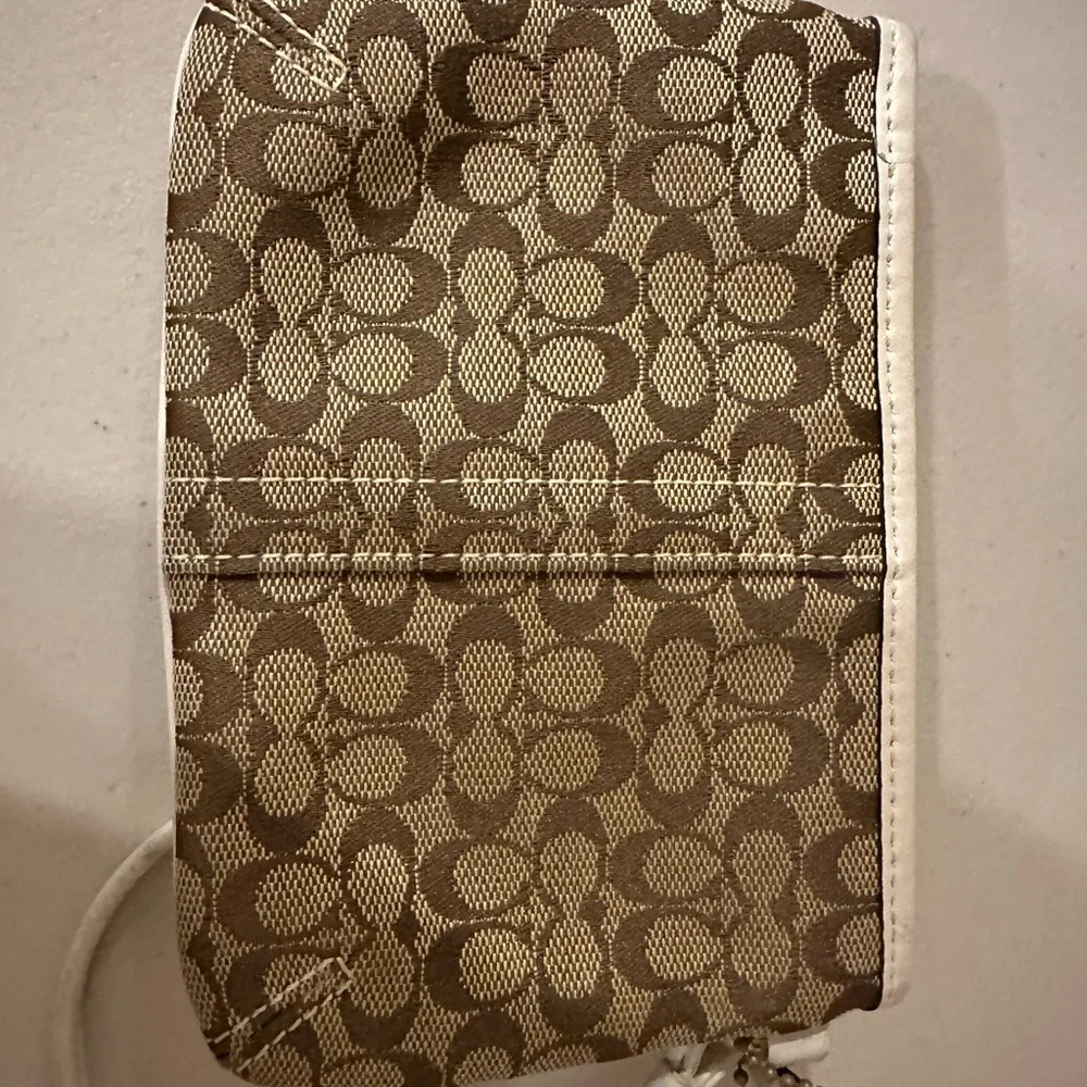 Coach wristlet excellent condition $18 - Picture 2 of 4